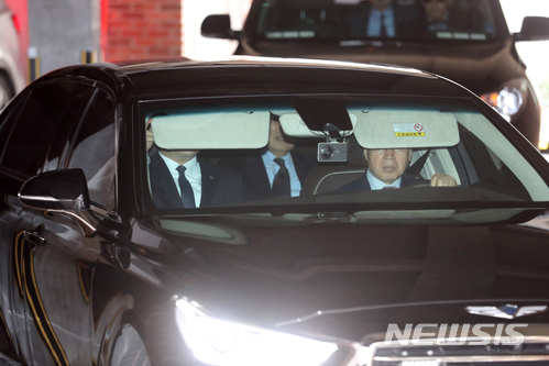 【서울=뉴시스】박진희 기자 = 100억원대 뇌물 및 다스(DAS) 실소유주 등 의혹을 받고 있는 이명박 전 대통령 탑승 차량이 14일 오전 서울 강남구 논현동 자택을 나와 서울중앙지검을 향하고 있다. 이 전 대통령은 국가정보원 특수활동비 유용 및 민간으로부터 불법자금 수수 등 100억원이 넘는 뇌물 혐의, 다스를 통한 300억원 이상 비자금 조성 혐의 등을 받고 있다. 2018.03.14.pak7130@newsis.com