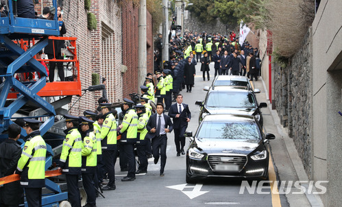 【서울=뉴시스】김선웅 기자 = 100억원대 뇌물 및 다스(DAS) 실소유주 등 의혹의 정점인 이명박 전 대통령이 탑승한 차량이 14일 오전 서울 강남구 논현동 자택에서 나와 서울중앙지검으로 향하고 있다. 국가정보원 특수활동비 유용 및 민간으로부터 불법자금 수수 등 100억원이 넘는 뇌물 혐의, 다스를 통한 300억원 이상 비자금 조성 혐의 등을 받고 있는 이 전 대통령은 검찰 수사 선상에 오른 역대 다섯 번째 전직 대통령이다. 2018.03.14. mangusta@newsis.com
