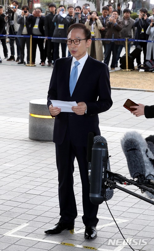 【서울=뉴시스】조성봉 기자 = 이명박 전 대통령이 피의자 신분 조사를 받기 위해 14일 오전 서울 서초구 서울중앙지방검찰청에 출석하며 입장 발표를 하고 있다.&nbsp; 2018.03.14. suncho21@newsis.com