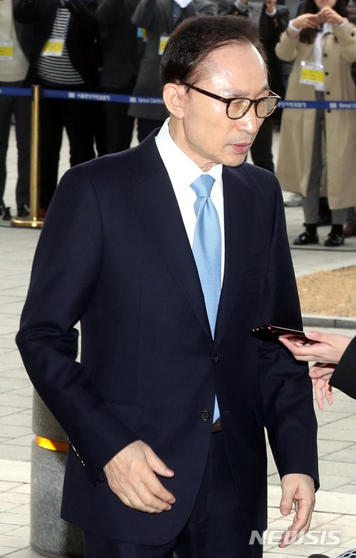 【서울=뉴시스】조성봉 기자 = 100억 원대 뇌물수수, 횡령, 조세포탈 등 혐의를 받고 있는 이명박 전 대통령이 피의자 신분 조사를 받기 위해 14일 오전 서울 서초구 서울중앙지방검찰청에 출석하며 굳은 표정을 짓고 있다.&nbsp;&nbsp;&nbsp; 이 전 대통령은 국가정보원 특수활동비 유용 및 민간으로부터 불법자금 수수 혐의, 다스를 통한 수백억 비자금 조성 혐의 등을 받고 있다.2018.03.14. suncho21@newsis.com
