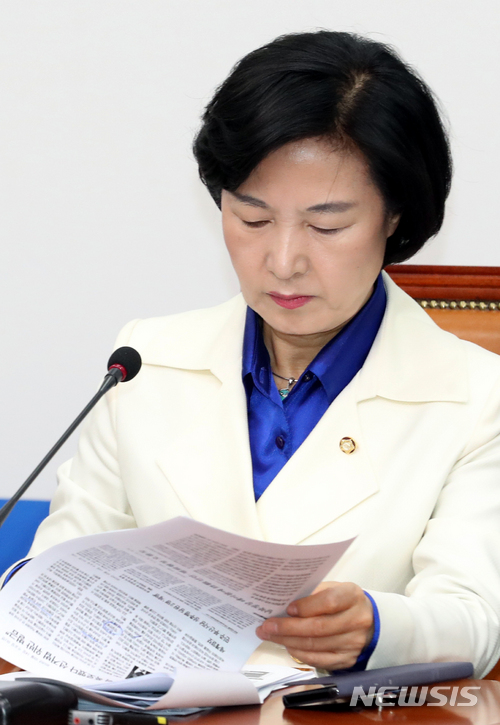 【서울=뉴시스】이종철 기자 = 14일 서울 여의도 국회에서 열린 더불어민주당 최고위원회의에서 추미애 대표가 기사를 보고 있다. 2018.03.14. jc4321@newsis.com