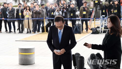 【서울=뉴시스】 사진공동취재단 = 국가정보원 특수활동비 및 불법자금 수수혐의, 다스(DAS) 관련 의혹을 받고 있는 이명박 전 대통령이 14일 오전 피의자 신분으로 서울 서초동 중앙지검에 출석, 입장 발표를 한 뒤 인사하고 있다. 2018.03.14. photo@newsis.com