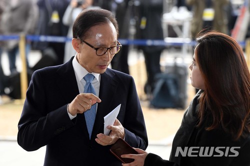 【서울=뉴시스】 사진공동취재단 = 국가정보원 특수활동비 및 불법자금 수수혐의, 다스(DAS) 관련 의혹을 받고 있는 이명박 전 대통령이 14일 오전 피의자 신분으로 서울 서초동 중앙지검에 출석하고 있다. 2018.03.14. photo@newsis.com