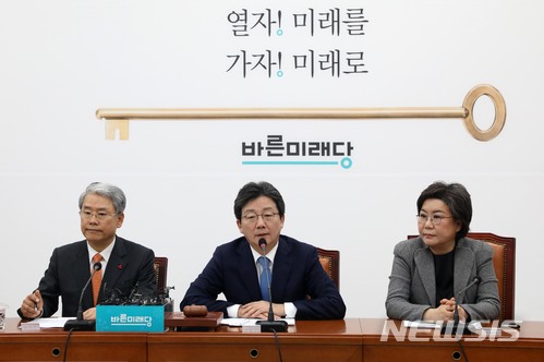 【서울=뉴시스】홍효식 기자 = 바른미래당 유승민(가운데) 대표가 14일 오전 서울 여의도 국회에서 열린 제4차 최고위원-중진의원 연석회의에 참석해 모두발언을 하고 있다. 2018.03.14. yesphoto@newsis.com