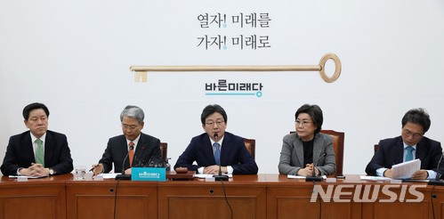 【서울=뉴시스】홍효식 기자 = 바른미래당 유승민(가운데) 대표가 14일 오전 서울 여의도 국회에서 열린 제4차 최고위원-중진의원 연석회의에 참석해 모두발언을 하고 있다. 왼쪽부터 주승용 의원, 김동철 원내대표, 유 대표, 이혜훈, 이학재 의원. 이날 유 대표는 민주평화당과 정의당의 공동교섭단체 관련해 "더불어민주당의 2중대가 드디어 탄생했다"며 "정의당에 대해서 크게 실망했다"고 말했다. 2018.03.14. yesphoto@newsis.com