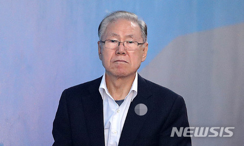 【서울=뉴시스】 추상철 기자 =이명박 전 대통령이 검찰에 피의자 신분으로 출석한 지난 14일 오전 서울 서초구 서울중앙지방법원에서 김백준 전 청와대 총무기획관이 호송차서 내려 법정으로 향하고 있다. 2018.03.14. scchoo@newsis.com