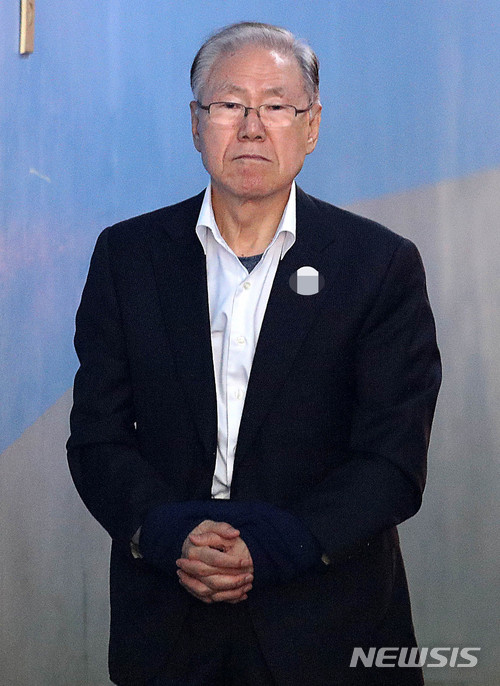 【서울=뉴시스】 추상철 기자 = 지난달 14일 오전 서울 서초구 서울중앙지법에서 김백준 전 청와대 총무기획관이 호송차서 내려 법정으로 향하고 있다. 2018.03.14. scchoo@newsis.com