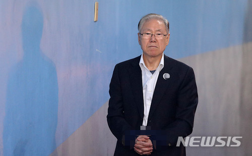 【서울=뉴시스】 추상철 기자 = 지난달 14일 오전 서울 서초구 서울중앙지법에서 김백준 전 청와대 총무기획관이 호송차서 내려 법정으로 향하고 있다. 2018.03.14. scchoo@newsis.com