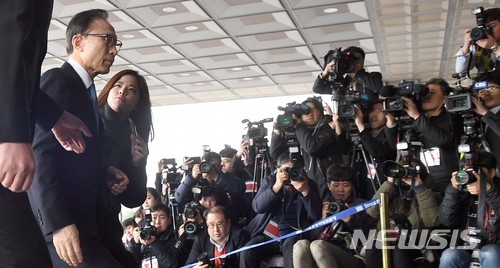 【서울=뉴시스】사진공동취재단 = 100억 원대 뇌물수수, 횡령, 조세포탈 등 혐의를 받고 있는 이명박 전 대통령이 피의자 신분 조사를 받기 위해 14일 오전 서울 서초구 서울중앙지방검찰청에 출석하고 있다.&nbsp;&nbsp; 이 전 대통령은 국가정보원 특수활동비 유용 및 민간으로부터 불법자금 수수 혐의, 다스를 통한 수백억 비자금 조성 혐의 등을 받고 있다. 2018.03.14&nbsp; photo@newsis.com