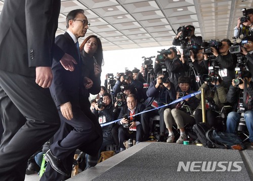 【서울=뉴시스】사진공동취재단 = 100억 원대 뇌물수수, 횡령, 조세포탈 등 혐의를 받고 있는 이명박 전 대통령이 피의자 신분 조사를 받기 위해 14일 오전 서울 서초구 서울중앙지방검찰청에 출석하고 있다.&nbsp; 이 전 대통령은 국가정보원 특수활동비 유용 및 민간으로부터 불법자금 수수 혐의, 다스를 통한 수백억 비자금 조성 혐의 등을 받고 있다. 2018.03.14 photo@newsis.com