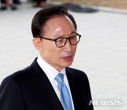 【서울=뉴시스】사진공동취재단 = 이명박 전 대통령이 피의자 신분 조사를 받기 위해 지난 14일 오전 서울 서초구 서울중앙지방검찰청에 출석하고 있다. 2018.03.14 photo@newsis.com