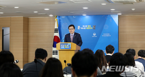 【서울=뉴시스】전진환 기자 = 최종구 금융위원장이 14일 오전 서울 종로구 정부서울청사 브리핑룸에서 기자간담회를 하고 있다. 최 위원장은 금융혁신 추진계획 및 구조조정 현안기업과 관련한 발표를 했다. 2018.03.14. amin2@newsis.com