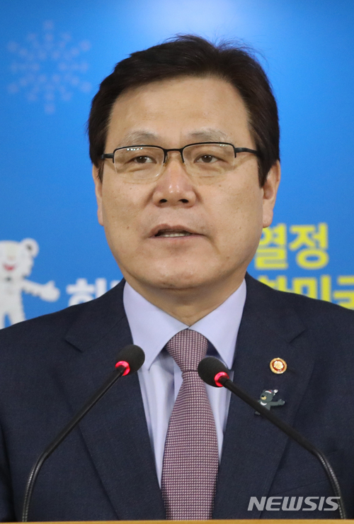 【서울=뉴시스】전진환 기자 = 최종구 금융위원장이 14일 오전 서울 종로구 정부서울청사 브리핑룸에서 기자간담회를 하고 있다.&nbsp; 최 위원장은 금융혁신 추진계획 및 구조조정 현안기업과 관련한 발표를 했다. 2018.03.14.&nbsp; amin2@newsis.com