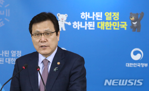 【서울=뉴시스】전진환 기자 = 최종구 금융위원장이 14일 오전 서울 종로구 정부서울청사 브리핑룸에서 기자간담회를 하고 있다. 최 위원장은 금융혁신 추진계획 및 구조조정 현안기업과 관련한 발표를 했다. 2018.03.14. amin2@newsis.com