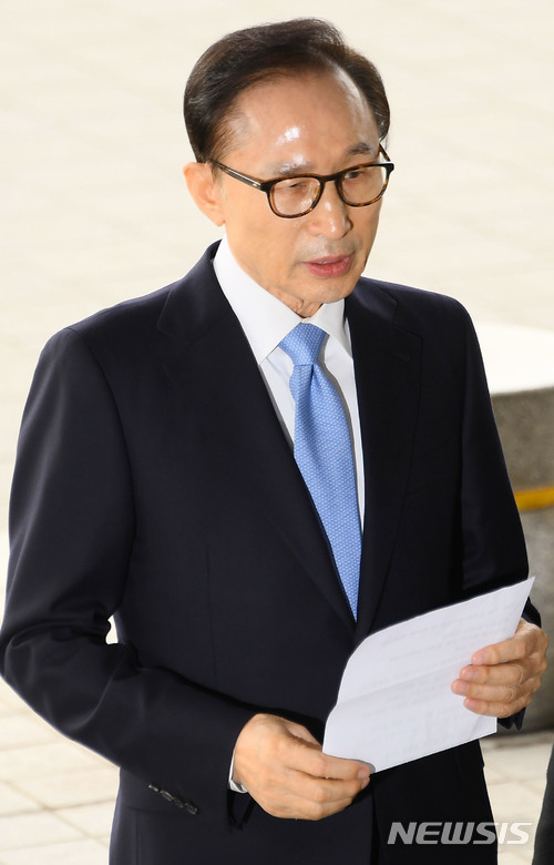 【서울=뉴시스】사진공동취재단 = 100억 원대 뇌물수수, 횡령, 조세포탈 등 혐의를 받고 있는 이명박 전 대통령이 피의자 신분 조사를 받기 위해 14일 오전 서울 서초구 서울중앙지방검찰청에 출석하고 있다. 이전 대통령이 검찰청사 앞에서 대국민 메시지를 발표하고 있다.&nbsp; 이 전 대통령은 국가정보원 특수활동비 유용 및 민간으로부터 불법자금 수수 혐의, 다스를 통한 수백억 비자금 조성 혐의 등을 받고 있다. 2018.03.14 photo@newsis.com