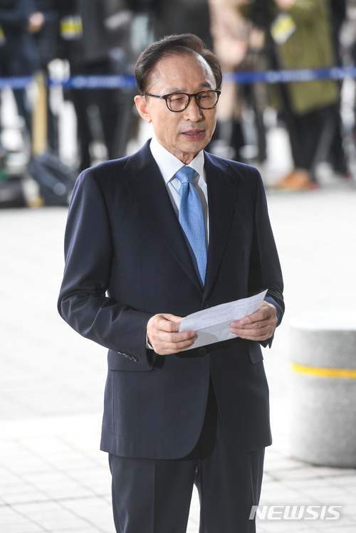 【서울=뉴시스】사진공동취재단 = 100억 원대 뇌물수수, 횡령, 조세포탈 등 혐의를 받고 있는 이명박 전 대통령이 피의자 신분 조사를 받기 위해 14일 오전 서울 서초구 서울중앙지방검찰청에 출석하고 있다. 이전 대통령이 검찰청사 앞에서 대국민 메시지를 발표하고 있다.&nbsp;&nbsp; 이 전 대통령은 국가정보원 특수활동비 유용 및 민간으로부터 불법자금 수수 혐의, 다스를 통한 수백억 비자금 조성 혐의 등을 받고 있다. 2018.03.14&nbsp; photo@newsis.com
