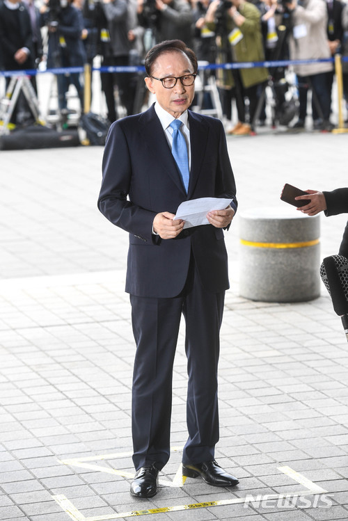 【서울=뉴시스】사진공동취재단 = 100억 원대 뇌물수수, 횡령, 조세포탈 등 혐의를 받고 있는 이명박 전 대통령이 피의자 신분 조사를 받기 위해 14일 오전 서울 서초구 서울중앙지방검찰청에 출석하고 있다. 2018.03.14&nbsp; photo@newsis.com