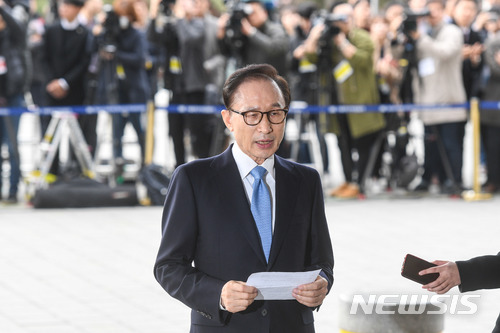 【서울=뉴시스】사진공동취재단 = 100억 원대 뇌물수수, 횡령, 조세포탈 등 혐의를 받고 있는 이명박 전 대통령이 피의자 신분 조사를 받기 위해 14일 오전 서울 서초구 서울중앙지방검찰청에 출석하고 있다. 이전 대통령이 검찰청사 앞에서 대국민 메시지를 발표하고 있다.&nbsp; 이 전 대통령은 국가정보원 특수활동비 유용 및 민간으로부터 불법자금 수수 혐의, 다스를 통한 수백억 비자금 조성 혐의 등을 받고 있다. 2018.03.14 photo@newsis.com