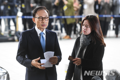 【서울=뉴시스】사진공동취재단 = 100억 원대 뇌물수수, 횡령, 조세포탈 등 혐의를 받고 있는 이명박 전 대통령이 피의자 신분 조사를 받기 위해 14일 오전 서울 서초구 서울중앙지방검찰청에 출석하고 있다. 이전 대통령이 검찰청사 앞에서 대국민 메시지를 발표하고 있다.&nbsp;&nbsp; 이 전 대통령은 국가정보원 특수활동비 유용 및 민간으로부터 불법자금 수수 혐의, 다스를 통한 수백억 비자금 조성 혐의 등을 받고 있다. 2018.03.14&nbsp; photo@newsis.com