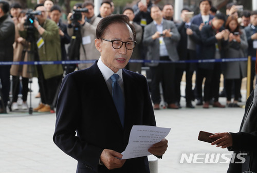 【서울=뉴시스】사진공동취재단 = 100억 원대 뇌물수수, 횡령, 조세포탈 등 혐의를 받고 있는 이명박 전 대통령이 피의자 신분 조사를 받기 위해 14일 오전 서울 서초구 서울중앙지방검찰청에 출석하고 있다. 이전 대통령이 검찰청사 앞에서 대국민 메시지를 발표하고 있다.&nbsp; 이 전 대통령은 국가정보원 특수활동비 유용 및 민간으로부터 불법자금 수수 혐의, 다스를 통한 수백억 비자금 조성 혐의 등을 받고 있다. 2018.03.14 photo@newsis.com
