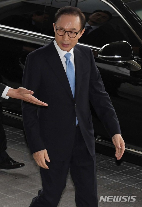 【서울=뉴시스】 사진공동취재단 = 뇌물수수·횡령·조세포탈 등 혐의를 받고 있는 이명박 전 대통령이 14일 오전 서초구 서울중앙지검에 피의자 신분으로 출석하고 있다. 2018.03.14. photo@newsis.com