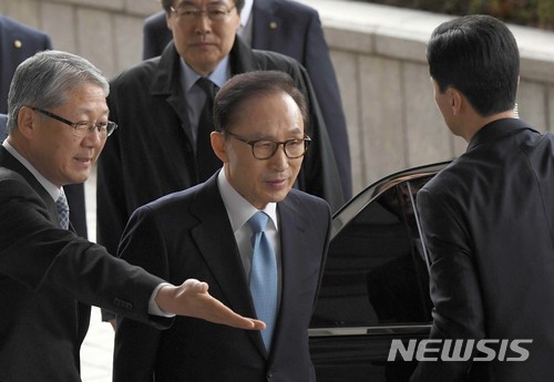 【서울=뉴시스】 사진공동취재단 = 뇌물수수·횡령·조세포탈 등 혐의를 받고 있는 이명박 전 대통령이 14일 오전 서초구 서울중앙지검에 피의자 신분으로 출석하고 있다. 2018.03.14. photo@newsis.com