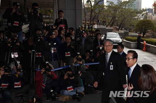 【서울=뉴시스】 사진공동취재단 = 뇌물수수·횡령·조세포탈 등 혐의를 받고 있는 이명박 전 대통령이 14일 오전 서초구 서울중앙지검에 피의자 신분으로 출석, 대국민 메시지 발표를 마치고 청사로 들어서고 있다. 2018.03.14. photo@newsis.com