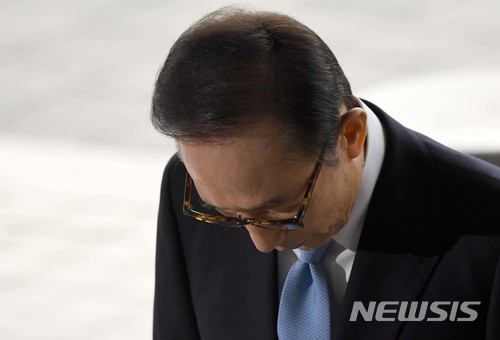 【서울=뉴시스】 사진공동취재단 = 뇌물수수·횡령·조세포탈 등 혐의를 받고 있는 이명박 전 대통령이 14일 오전 서초구 서울중앙지검에 피의자 신분으로 출석, 대국민 메시지 발표를 마치고 인사하고 있다. 2018.03.14. photo@newsis.com