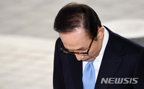 【서울=뉴시스】 사진공동취재단 = 뇌물수수·횡령·조세포탈 등 혐의를 받고 있는 이명박 전 대통령이 14일 오전 서초구 서울중앙지검에 피의자 신분으로 출석, 대국민 메시지 발표를 마치고 인사하고 있다. 2018.03.14.&nbsp; photo@newsis.com