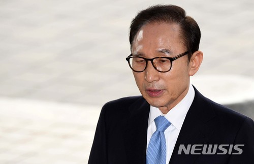 【서울=뉴시스】 사진공동취재단 = 뇌물수수·횡령·조세포탈 등 혐의를 받고 있는 이명박 전 대통령이 14일 오전 서초구 서울중앙지검에 피의자 신분으로 출석, 대국민 메시지를 발표하고 있다. 2018.03.14.&nbsp; photo@newsis.com