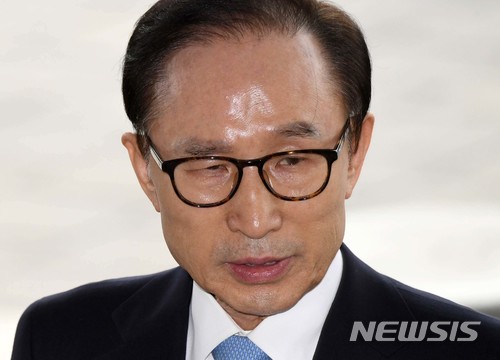 【서울=뉴시스】 사진공동취재단 = 이명박 전 대통령이 지난 14일 오전 서초구 서울중앙지검에 피의자 신분으로 출석, 대국민 메시지를 발표하고 있다. 2018.03.14. photo@newsis.com