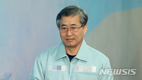 【서울=뉴시스】 추상철 기자 ='우병우 비선보고' 혐의로 구속기소된 추명호 전 국정원 국익정보국장이 지난 14일 오전 서울 서초구 서울중앙지법에서 호송차서 내려 법정으로 향하고 있다. 2018.03.14. scchoo@newsis.com