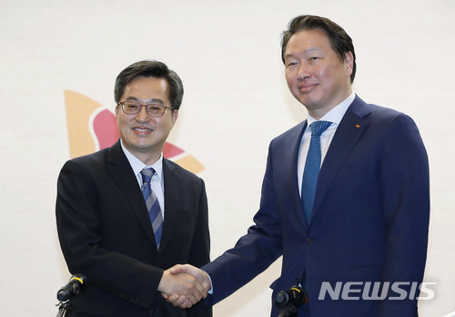 【서울=뉴시스】최동준 기자 = 김동연(왼쪽) 경제부총리 겸 기획재정부 장관이 14일 서울 종로구 SK 본사에서 최태원 SK 회장과 간담회 전 악수를 하고 있다. 이날 간담회는 문재인 정부의 혁신성장, 일자리 창출 등 정책방향을 설명하고 SK의 적극적인 협조를 요청할 예정이다. 2018.03.14.&nbsp; photocdj@newsis.com 