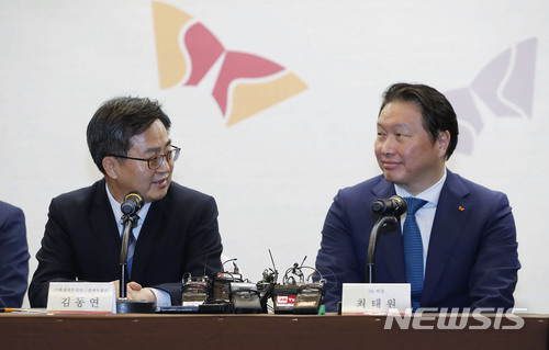 【서울=뉴시스】최동준 기자 = 김동연(왼쪽) 경제부총리 겸 기획재정부 장관이 14일 서울 종로구 SK 본사에서 최태원 SK 회장과 간담회 전 모두발언을 하고 있다. 이날 간담회는 문재인 정부의 혁신성장, 일자리 창출 등 정책방향을 설명하고 SK의 적극적인 협조를 요청할 예정이다. 2018.03.14.&nbsp; photocdj@newsis.com