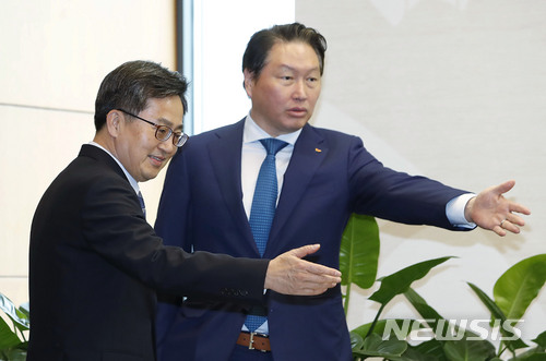 【서울=뉴시스】최동준 기자 = 김동연(왼쪽) 경제부총리 겸 기획재정부 장관이 14일 서울 종로구 SK 본사를 방문해 최태원 SK 회장에게 자리 안내를 받고 있다.이날 간담회는 문재인 정부의 혁신성장, 일자리 창출 등 정책방향을 설명하고 SK의 적극적인 협조를 요청할 예정이다. 2018.03.14. photocdj@newsis.com