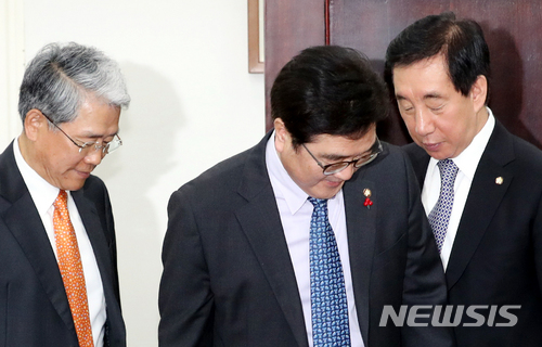 【서울=뉴시스】이종철 기자&nbsp; =&nbsp; 14일 서울 여의도 국회 운영위원회 위원장실에서 열린 여,야 3당 원내대표 회동에 참석한 더불어민주당 우원식 원내대표, 자유한국당 김성태 원내대표, 바른미래당 김동철 원내대표가 고개를 숙이고 착잡한 표정을 하고 있다. 2018.03.14.&nbsp; jc4321@newsis.com