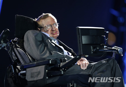 【런던=AP/뉴시스】영국의 천체물리학자 스티븐 호킹 박사가 14일(현지시간) 별세했다. 사진은 호킹 박사가 2012년 8월 29일 런던 패럴림픽 개회사에서 연설하는 모습. 2018.3.14.