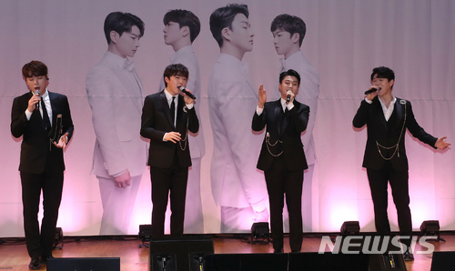 【서울=뉴시스】임태훈 기자 = 그룹 포레스텔라(왼쪽부터 고우림, 강형호, 조민규, 배두훈)가 14일 오후 서울 종로구 KT Square에서 데뷔 앨범 'Evolution' 발매 기념 쇼케이스에서 '사랑의 여정'을 열창하고 있다. 2018.03.14 taehoonlim@newsis.com