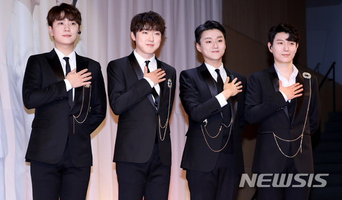 【서울=뉴시스】임태훈 기자 = 그룹 포레스텔라(왼쪽부터 고우림, 강형호, 조민규, 배두훈)가 14일 오후 서울 종로구 KT Square에서 데뷔 앨범 'Evolution' 발매 기념 쇼케이스에서 포즈를 취하고 있다. 2018.03.14 taehoonlim@newsis.com