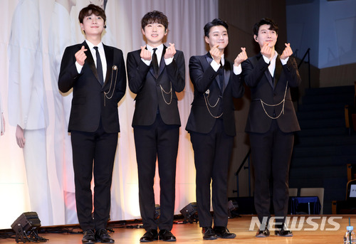 【서울=뉴시스】임태훈 기자 = 그룹 포레스텔라(왼쪽부터 고우림, 강형호, 조민규, 배두훈)가 14일 오후 서울 종로구 KT Square에서 데뷔 앨범 'Evolution' 발매 기념 쇼케이스에서 포즈를 취하고 있다. 2018.03.14 taehoonlim@newsis.com