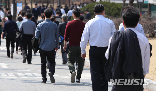 【서울=뉴시스】고승민 기자 = 따뜻한 봄 날씨를 보인 14일 오후 서울 여의도공원을 찾은 시민들이 공원길을 걷고 있다. 2018.03.14. kkssmm99@newsis.com
