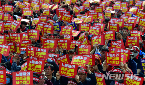 【광주=뉴시스】류형근 기자 = 14일 오후 광주 광산구 영광통4거리에서 금호타이어 노동조합이 '해외 매각 반대, 구조조정 철회' 등을 촉구하며 총파업 결의대회를 갖고 있다. 2018.03.14. hgryu77@newsis.com