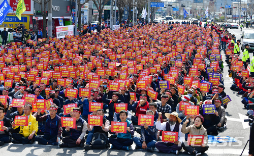 【광주=뉴시스】류형근 기자 = 14일 오후 광주 광산구 영광통4거리에서 금호타이어 노동조합이 '해외 매각 반대, 구조조정 철회' 등을 촉구하며 총파업 결의대회를 갖고 있다. 2018.03.14. hgryu77@newsis.com