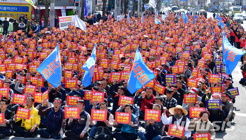 【광주=뉴시스】류형근 기자 = 14일 오후 광주 광산구 영광통4거리에서 금호타이어 노동조합이 '해외 매각 반대, 구조조정 철회' 등을 촉구하며 총파업 결의대회를 갖고 있다. 2018.03.14. hgryu77@newsis.com
