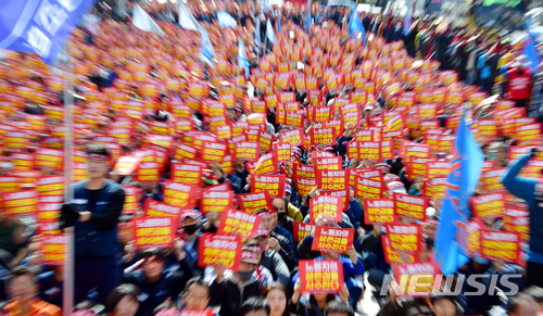 【광주=뉴시스】류형근 기자 = 14일 오후 광주 광산구 영광통4거리에서 금호타이어 노동조합이 '해외 매각 반대, 구조조정 철회' 등을 촉구하며 총파업 결의대회를 갖고 있다. 2018.03.14.&nbsp; hgryu77@newsis.com