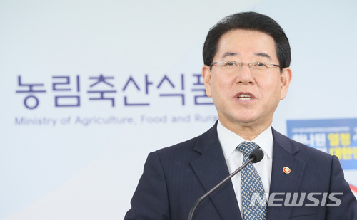 【세종=뉴시스】강종민 기자 = 김영록 농림축산식품부 장관이 14일 오후 정부세종청사 농식품부 기자실을 찾아 장관직 사퇴를 공식화하고 전남지사 선거 출마 의사를 밝히고 있다. 2018.03.14. ppkjm@newsis.com