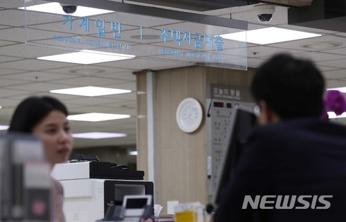 [금융안정]가계 팍팍할 수 밖에…소득은 찔끔, 빚은 1.8배 껑충 