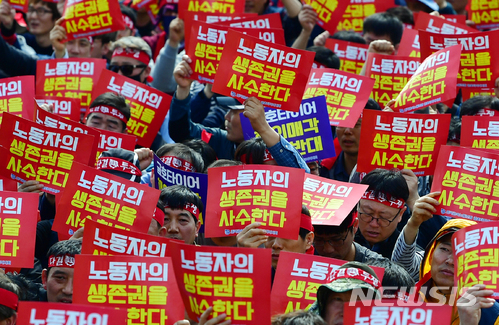 【광주=뉴시스】류형근 기자 = 14일 오후 광주 광산구 영광통4거리에서 금호타이어 노동조합이 '해외 매각 반대'와 '구조조정 철회' 등을 촉구하며 총파업 결의대회를 열고 있다. 2018.03.14. hgryu77@newsis.com