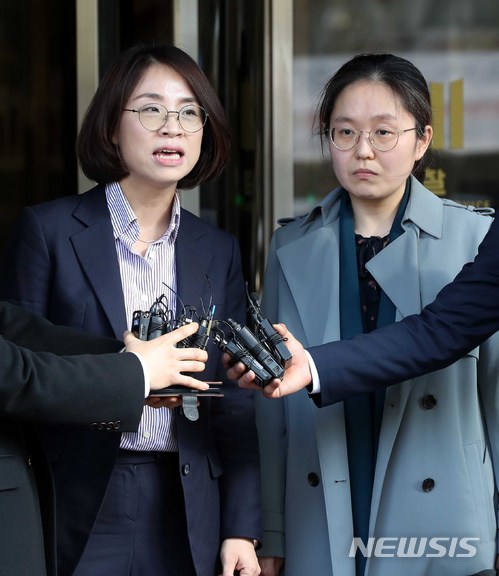【서울=뉴시스】고범준 기자 = 안희정 전 충남지사로부터 성폭행을 당했다고 폭로한 두 번째 피해자의 법률 대리를 맡은 오선희(왼쪽)·신윤경 변호사가 14일 오후 서울 마포구 서부지검에 고소장을 제출한 뒤 취재진 질문에 답변하고 있다. 2018.03.14. bjko@newsis.com
