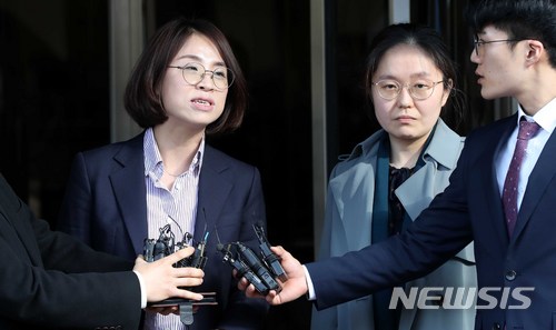 【서울=뉴시스】고범준 기자 = 안희정 전 충남지사로부터 성폭행을 당했다고 폭로한 두 번째 피해자가 고소 하기로 한 14일 오후 서울 마포구 서부지검에서 법률 대리를 맡은 오선희(왼쪽)·신윤경 변호사가 고소장을 제출한 뒤 취재진 질문에 답변하고 있다. 2018.03.14.&nbsp; bjko@newsis.com